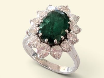 bague en émeraude et diamant sur fond blanc