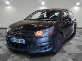 la voiture noire est garée dans le garage sur le sol en damier