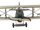 une maquette d'avion en plein vol