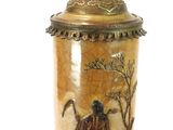 une lampe posée sur une table