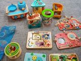 beaucoup de jouets en bois qui traînent par terre