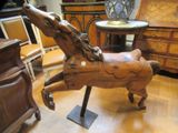 un cheval de bois exposé dans une pièce