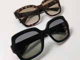 deux paires de lunettes de soleil posées sur une table blanche