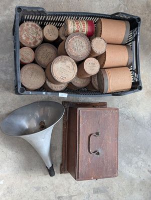 un panier rempli de bouchons de vin et une corne