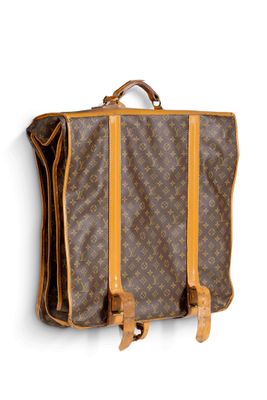 Porte-documents Louis Vuitton marron et beige sur fond blanc