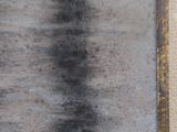 une peinture sur le mur d'un immeuble représentant une personne marchant dans l'eau