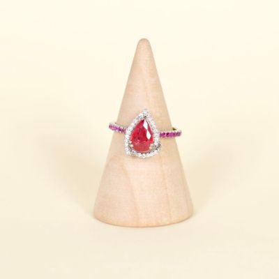 Bague en or blanc 9K (375/oo), ornée d'un saphir orange tail…