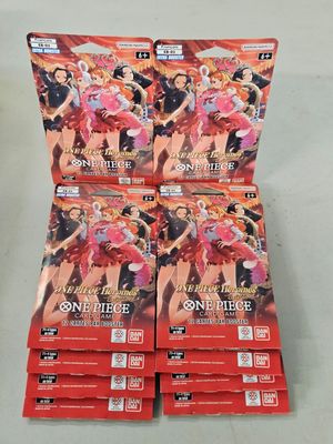 une pile de cartes à collectionner « One Piece » posée sur une table