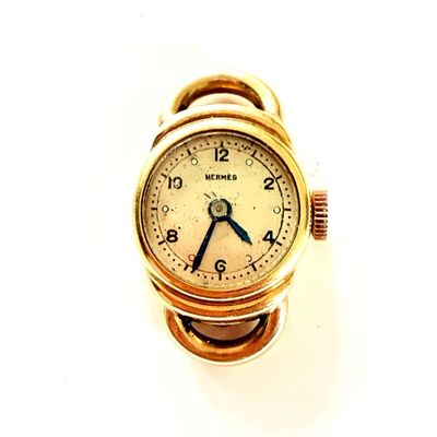 une image d'une montre-bracelet en or sur fond blanc