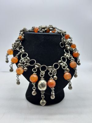 gros plan d'un collier sur un présentoir pour mannequin