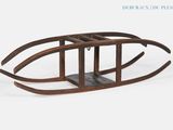 une luge en bois posée sur une table
