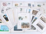 Il y a de nombreux types de timbres différents sur cette table