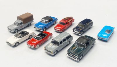 plusieurs petites voitures sont alignées sur une surface blanche