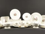 beaucoup de vaisselle et de tasses blanches sur la table