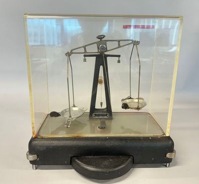 an old fashioned scale with a pendulum and pendulums on it