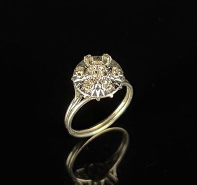 gros plan d'une bague en diamant sur une surface noire