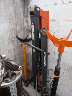 un chariot élévateur garé à côté d'un tas d'outils
