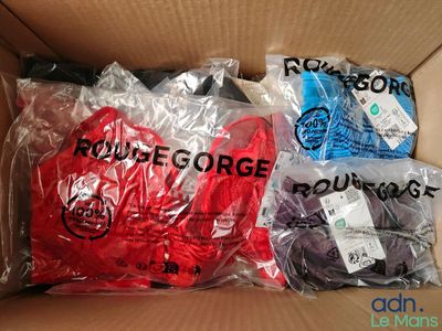 trois paires de sous-vêtements rouges, bleus et noirs dans une boîte