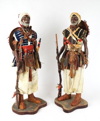 paire de figurines africaines représentant deux hommes en costume traditionnel