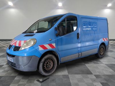 une camionnette bleue garée sur un sol en damier