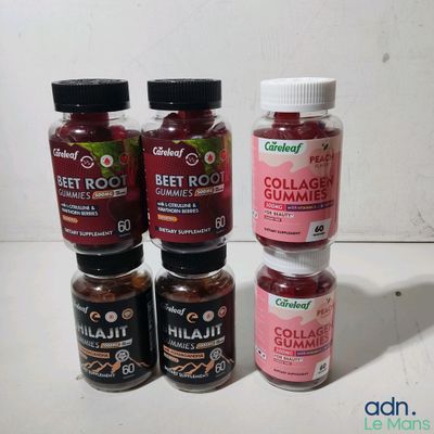 Plusieurs bouteilles de produits alimentaires aux saveurs variées sont alignées sur une table