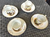 quatre tasses et soucoupes posées sur une table