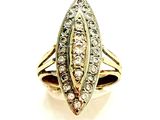 une image d'une bague en diamant sur fond blanc