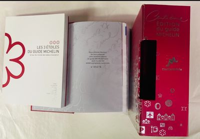 deux livres posés l'un à côté de l'autre sur une table