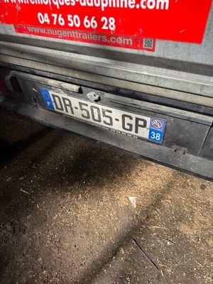 une voiture qui porte une plaque d'immatriculation à l'arrière