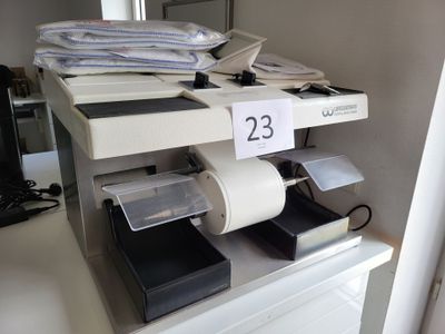 une pile de serviettes posée sur une étagère dans une salle de bains