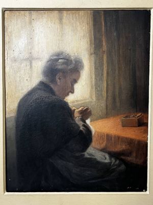 tableau représentant une vieille femme assise à une table avec une tasse de café