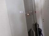 un casier situé dans un coin d'une pièce, dont la porte est ouverte