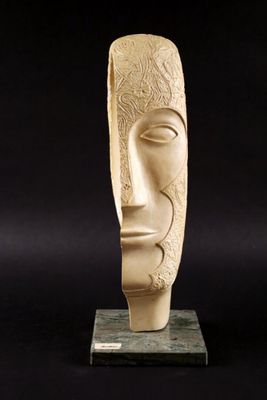 sculpture représentant le visage d'un homme, posée sur un socle en marbre, sur fond noir