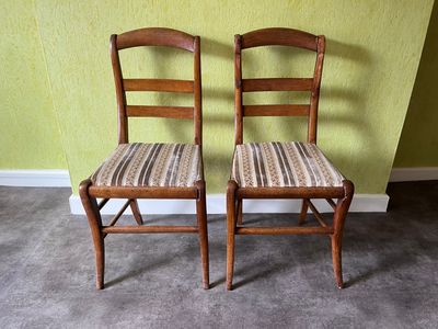 deux chaises assises l'une à côté de l'autre