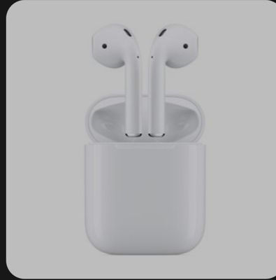 un iPhone 14 avec des AirPods et leur boîtier de recharge posé dessus