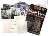 beaucoup de livres et de brochures sur la table