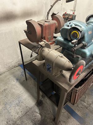 une machine posée sur une table dans une pièce