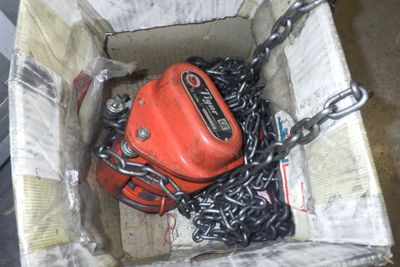 une boîte contenant des chaînes et un sac rouge