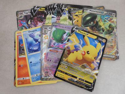 Plusieurs cartes Pokémon sont posées les unes à côté des autres sur une table.