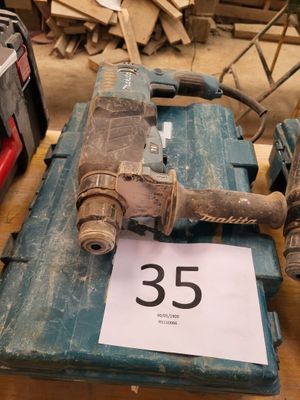 une perceuse posée sur une table sur laquelle est inscrit le chiffre 35