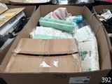 de nombreuses boîtes de papier toilette posées par terre