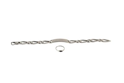 un gros plan d'une chaîne en argent à laquelle est accrochée une bague