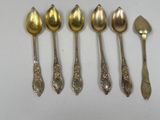 six cuillères, une cuillère avec un manche et une cuillère sur laquelle est posée une cuillère
