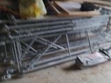 un tas de barres d'acier et d'autres objets dans un garage
