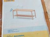 un carton posé par terre, contenant une table basse