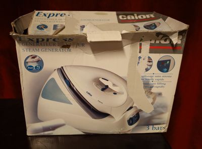 une boîte contenant un fer à repasser à vapeur blanc et bleu