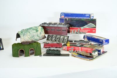 beaucoup de petits trains miniatures posés sur une table, avec une télécommande