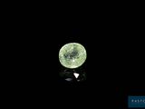gros plan d'un diamant vert sur une surface noire
