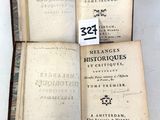 un vieux livre ouvert, dont on aperçoit plusieurs pages