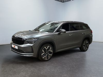 un SUV gris garé dans un showroom, avec une horloge accrochée au mur